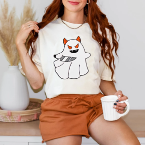 playera color hueso con diseño de fantasma diablo