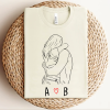 Sand Men's t-shirt with hugging couple and initials